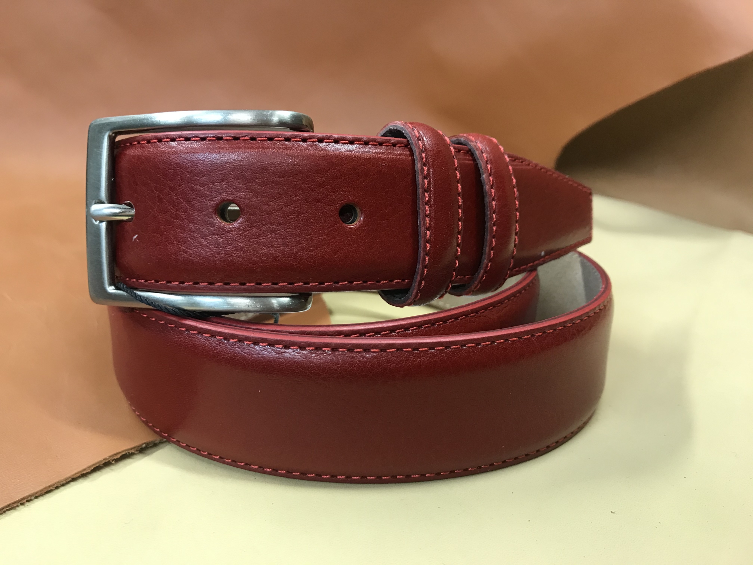 Ceinture en 100% cuir rouge - Un grand marché