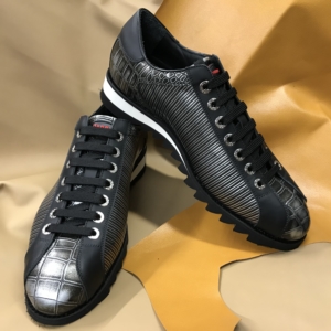 17) SNEAKERS dessus cuir noir strié argenté, doublure cuir semelles gomme crantées